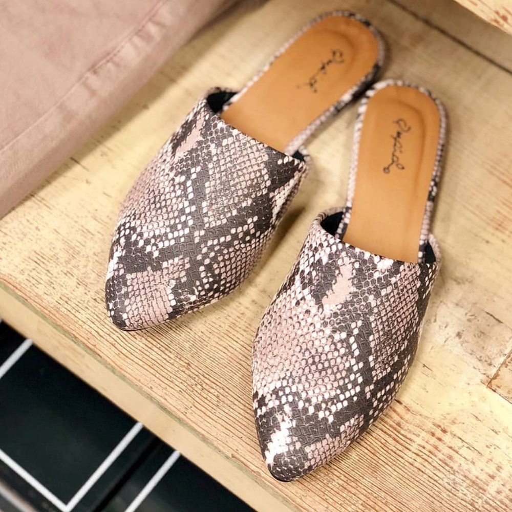 ❗️LAST SIZE 6!❗️Python Snake Print Mule Flats - Picture 3 of 5